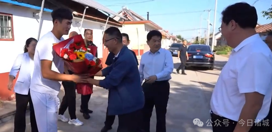 潍坊市体育局慰问亚运获