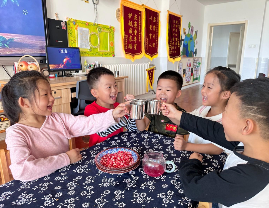 诸城市第四实验幼儿园开展识石榴实践活动，幼儿动手体验感受